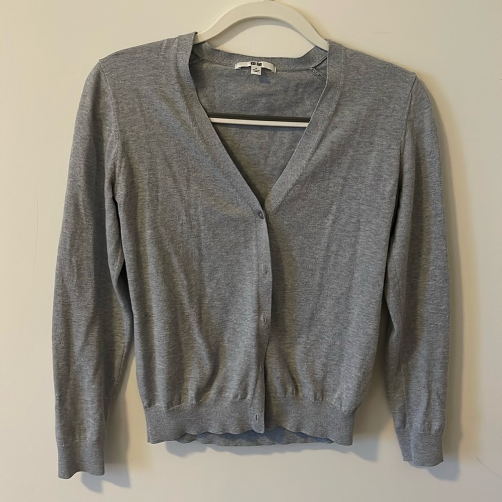 gray Uniqlo button front cardigan
